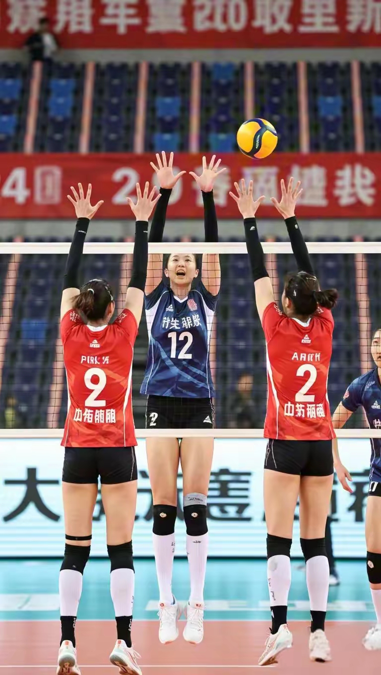 中国女排关键时刻救险，塔图姆力保胜局拿下系列赛